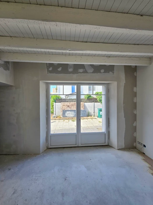 Pièce en cours de rénovation, intérieur brut non fini