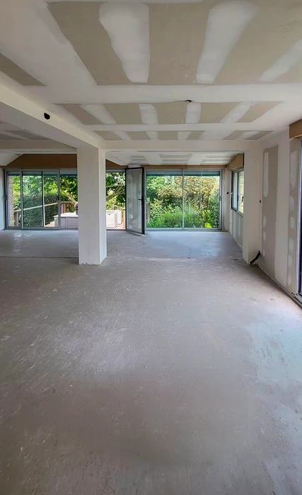 Intérieur d'un bâtiment en cours de rénovation, vide et sans mobilier