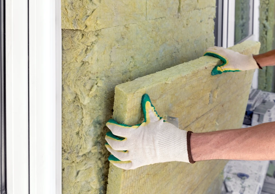 Le constructeur isole les murs externes avec une isolation de tôle minérale dans des gants de protection