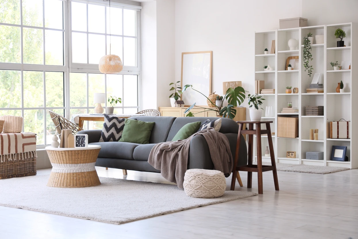 Intérieur résidentiel moderne avec cuisine ouverte sur salon
