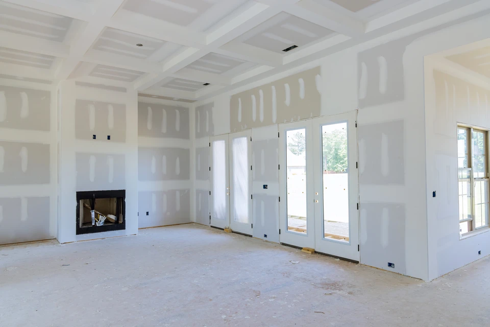 Chantier de construction intérieur avec murs en plaques de plâtre cartonnées non finies