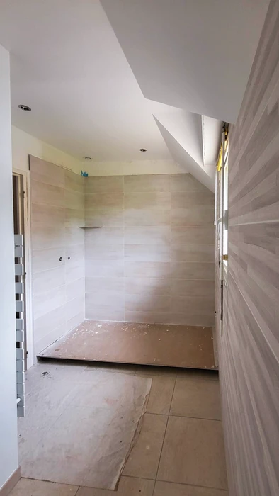 Intérieur d'un bâtiment en cours de rénovation, vide et sans mobilier