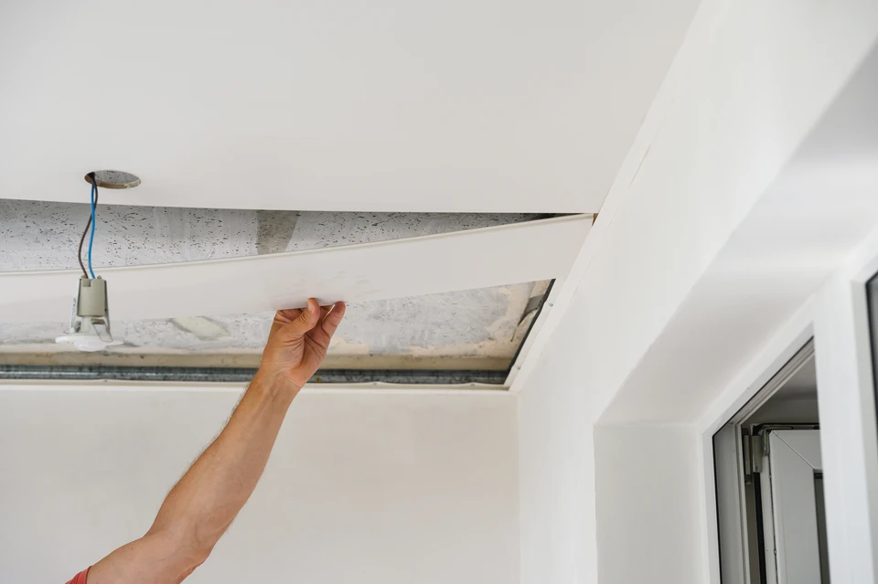 Intérieur moderne avec plafond suspendu blanc et éclairage encastré