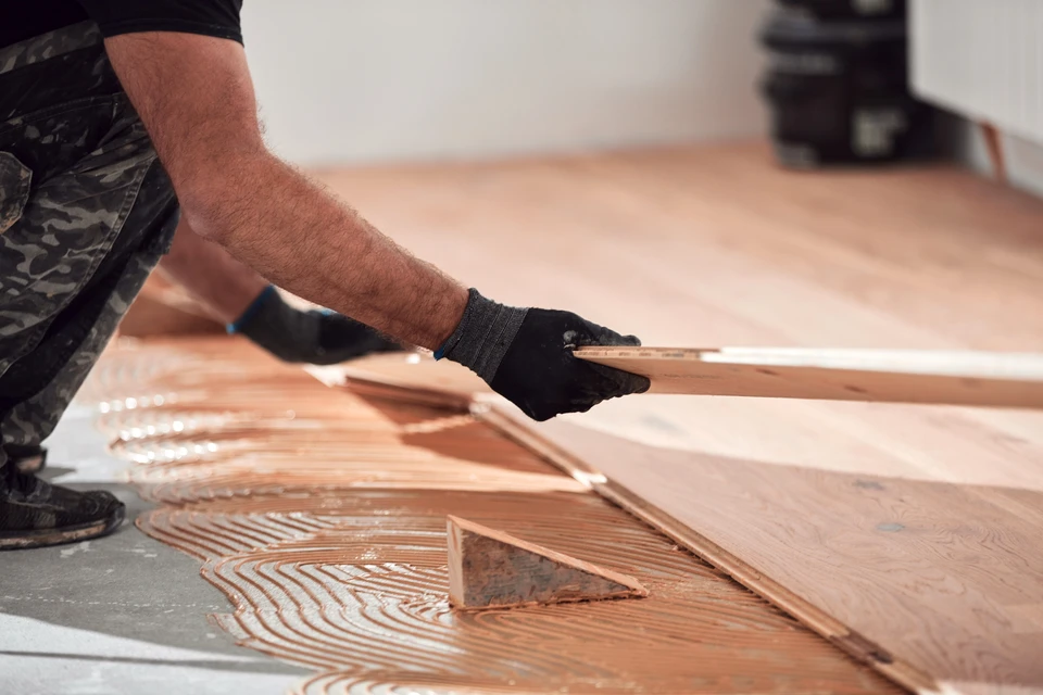 Intérieur montrant des échantillons de revêtements de sol sur parquet existant