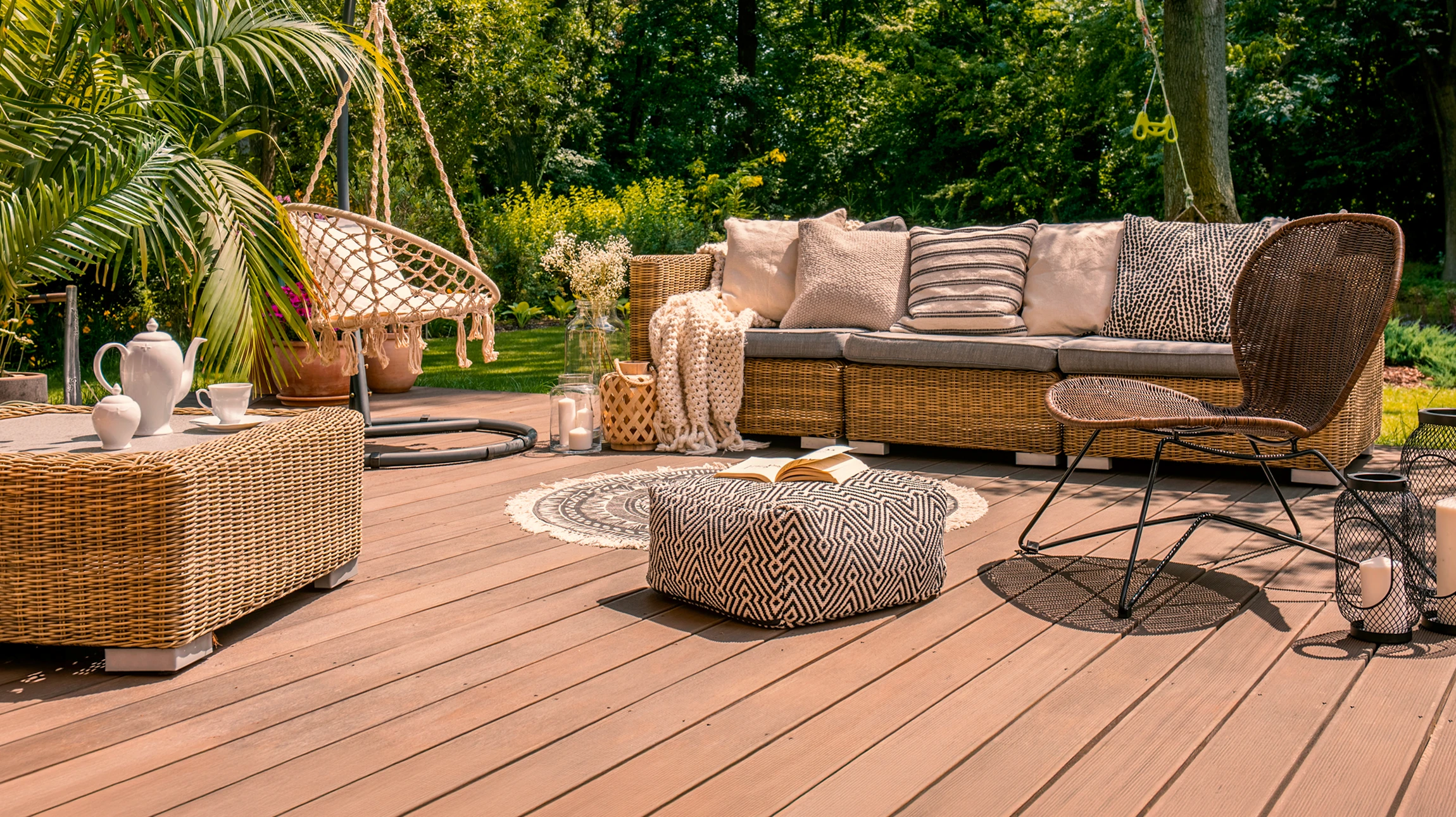 Terrasse extérieure en bois exotique avec lames disposées en chevrons suivant la courbe d'une piscine